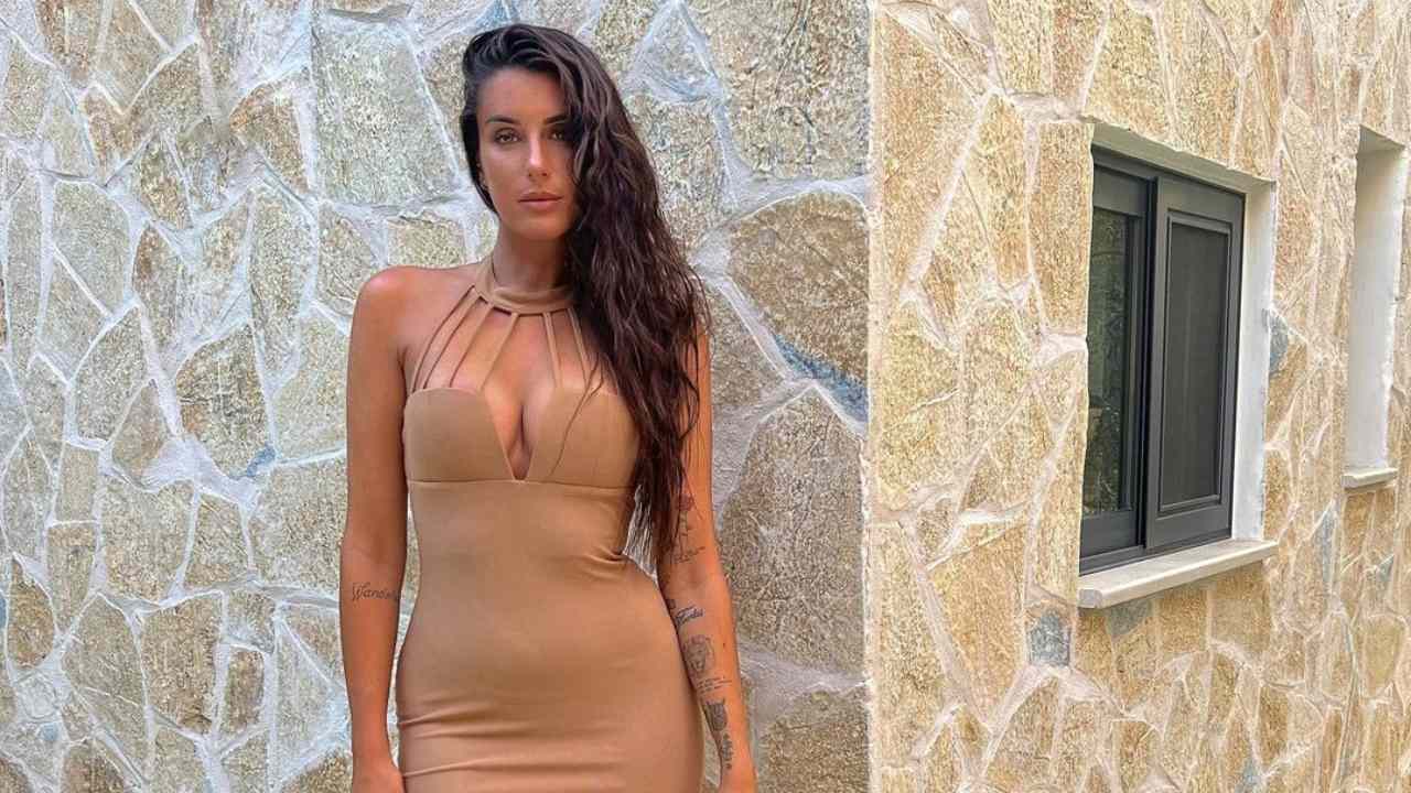 Valentina Vignali, il vestito scivola giù: niente reggiseno, è il delirio totale – FOTO Valentina Vignali, il vestito scivola giù: niente reggiseno, è il delirio totale – FOTO