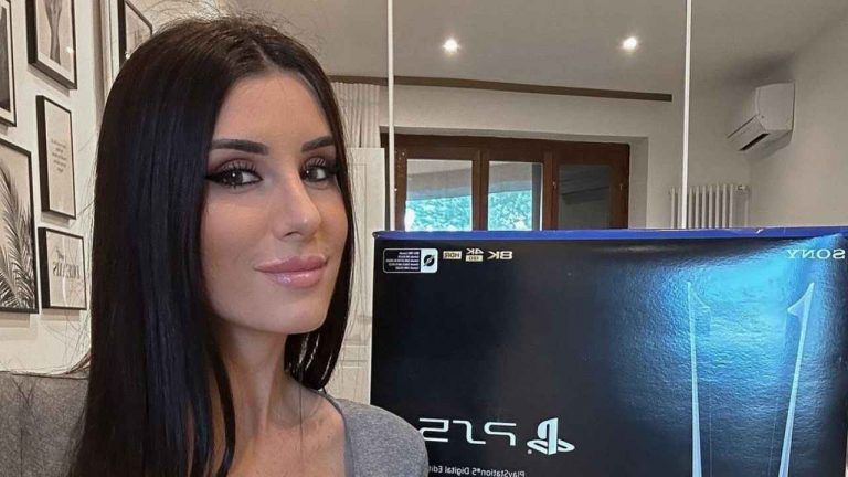 Valentina Vignali da ogni prospettiva, il micro top non contiene il lato A esplosivo: fans in tilt – FOTO Valentina Vignali da ogni prospettiva, il micro top non contiene il lato A esplosivo: fans in tilt – FOTO