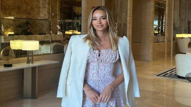 Viky Varga, il bikini è straripante: décolleté imbarazzante – FOTO Viky Varga, il bikini è straripante: décolleté imbarazzante – FOTO