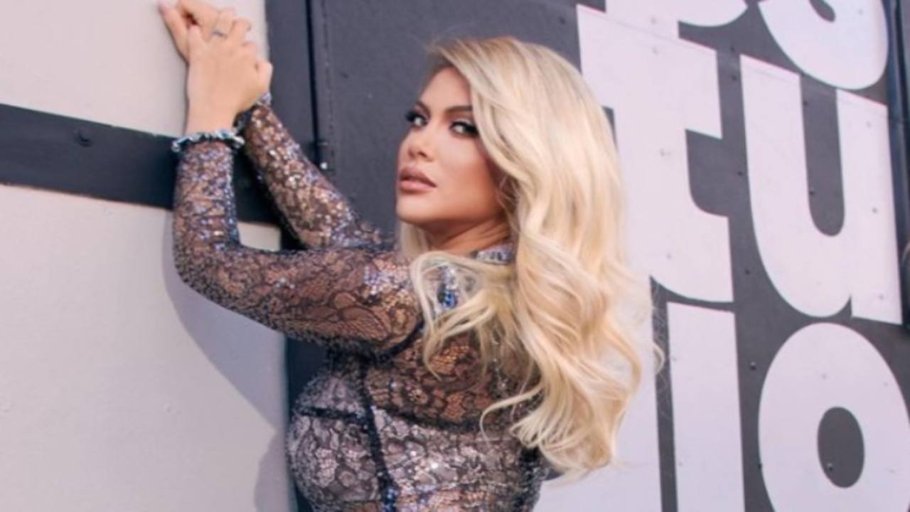 Wanda Nara, la posa sul divano con lui…ma non è Mauro Icardi – FOTO Wanda Nara, la posa sul divano con lui…ma non è Mauro Icardi – FOTO