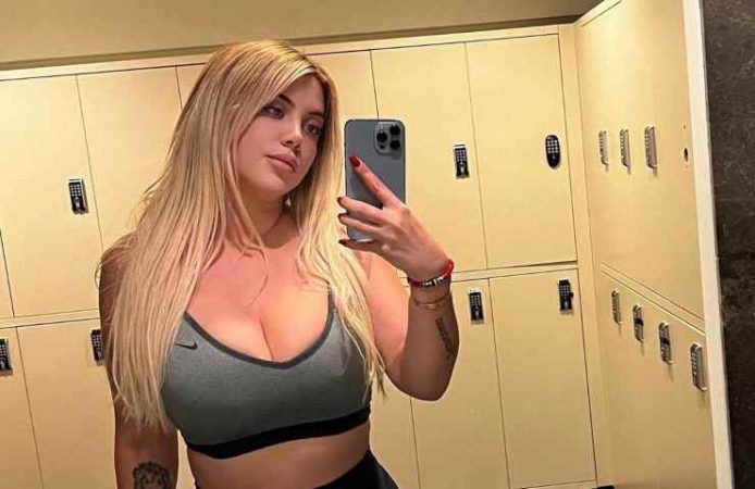 Wanda Nara spogliata davanti specchio