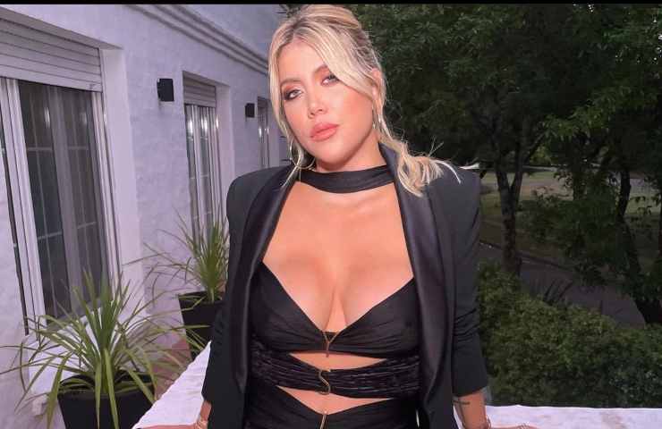 Wanda Nara costume posa luci rosse