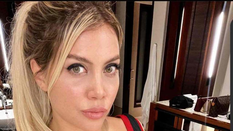 Wanda Nara si spoglia, reggiseno trasparente: la FOTO accende i bollenti spiriti Wanda Nara si spoglia, reggiseno trasparente: la FOTO accende i bollenti spiriti