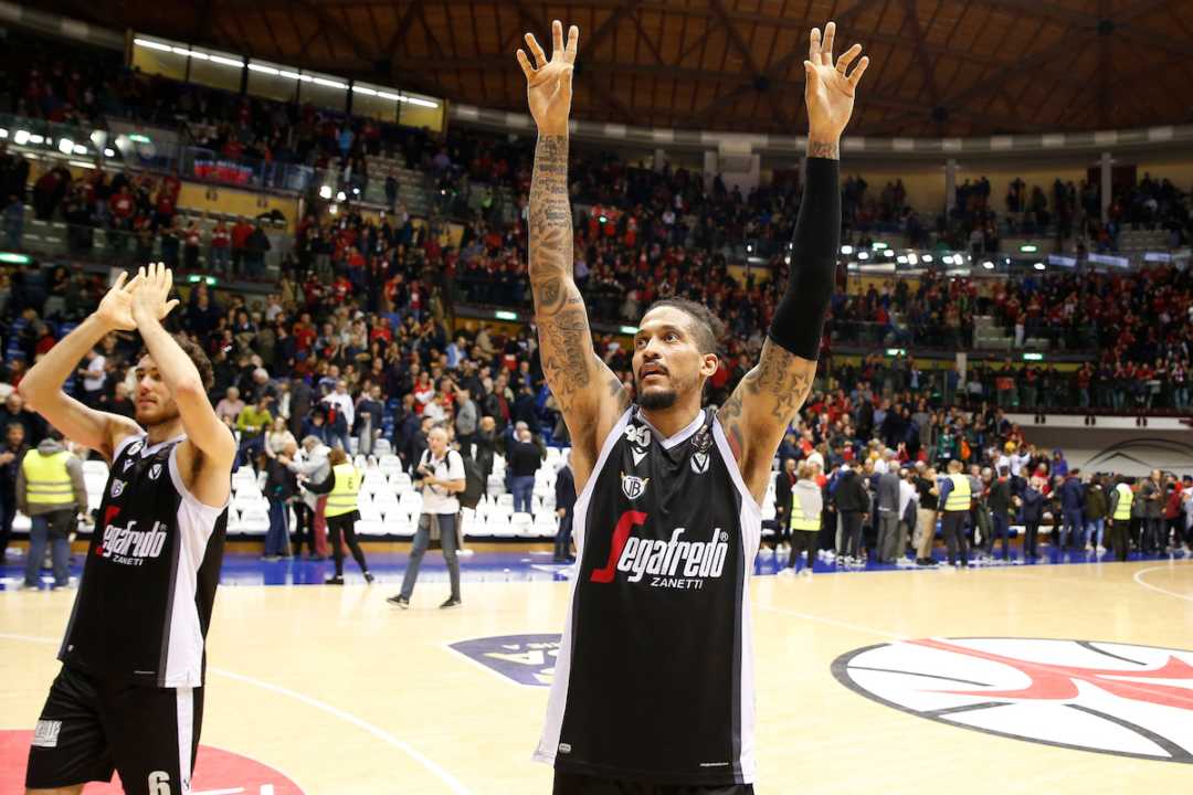 Julian Gamble festeggia una vittoria della Virtus Bologna