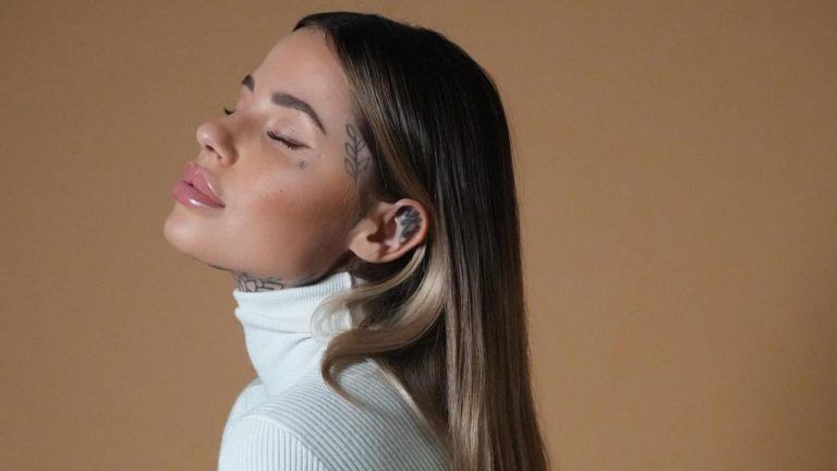 “Sei la migliore” Zoe Cristofoli, dal bikini straborda tutto: un dettaglio rovente non sfugge ai followers – FOTO “Sei la migliore” Zoe Cristofoli, dal bikini straborda tutto: un dettaglio rovente non sfugge ai followers – FOTO