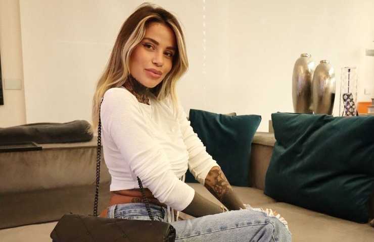 Zoe Cristofoli micro top esplodere