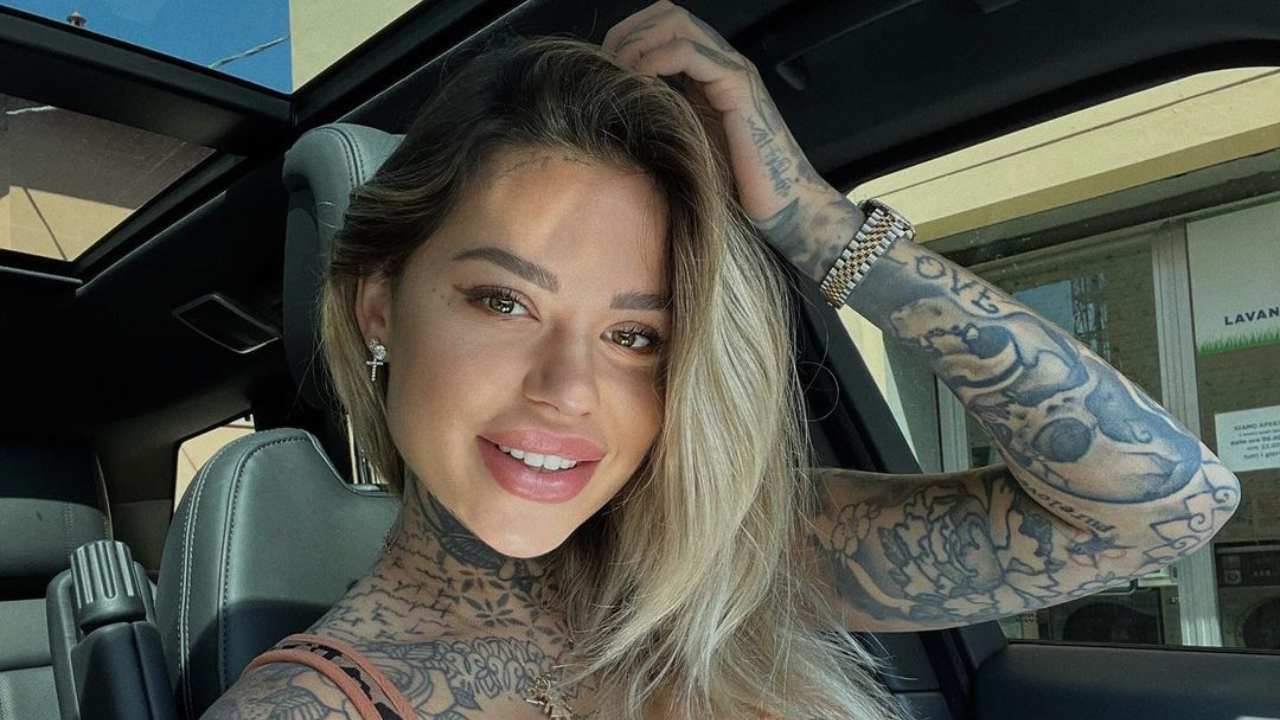 Zoe Cristofoli e il selfie senza maglietta | davanzale tutto in mostra – FOTO