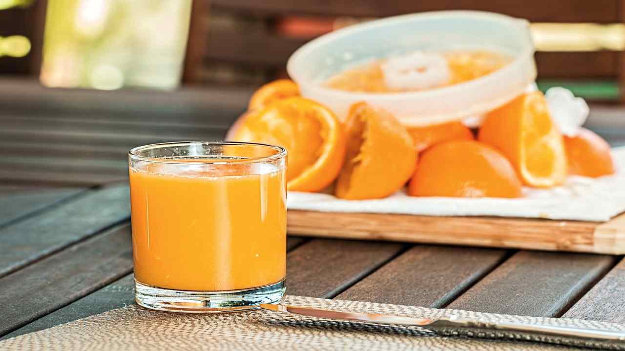 Spremuta di arancia al mattino: benefici per mente e corpo