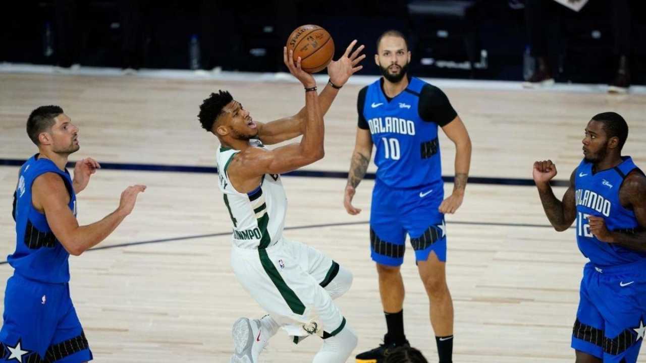 Giannis Antetokounmpo in azione contro gli Orlando Magic