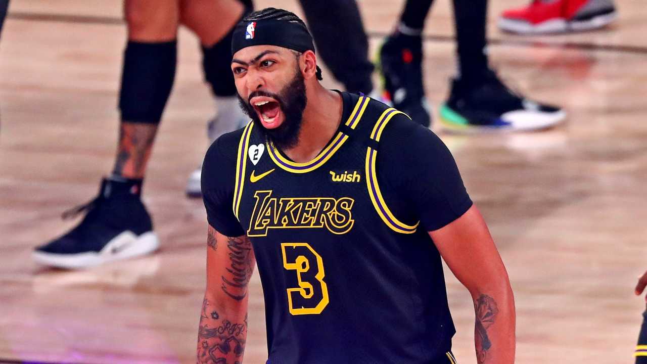 Anthony Davis esulta dopo il canestro decisivo che ha permesso ai Lakers di portarsi sul 2-0 nella serie playoff contro i Nuggets