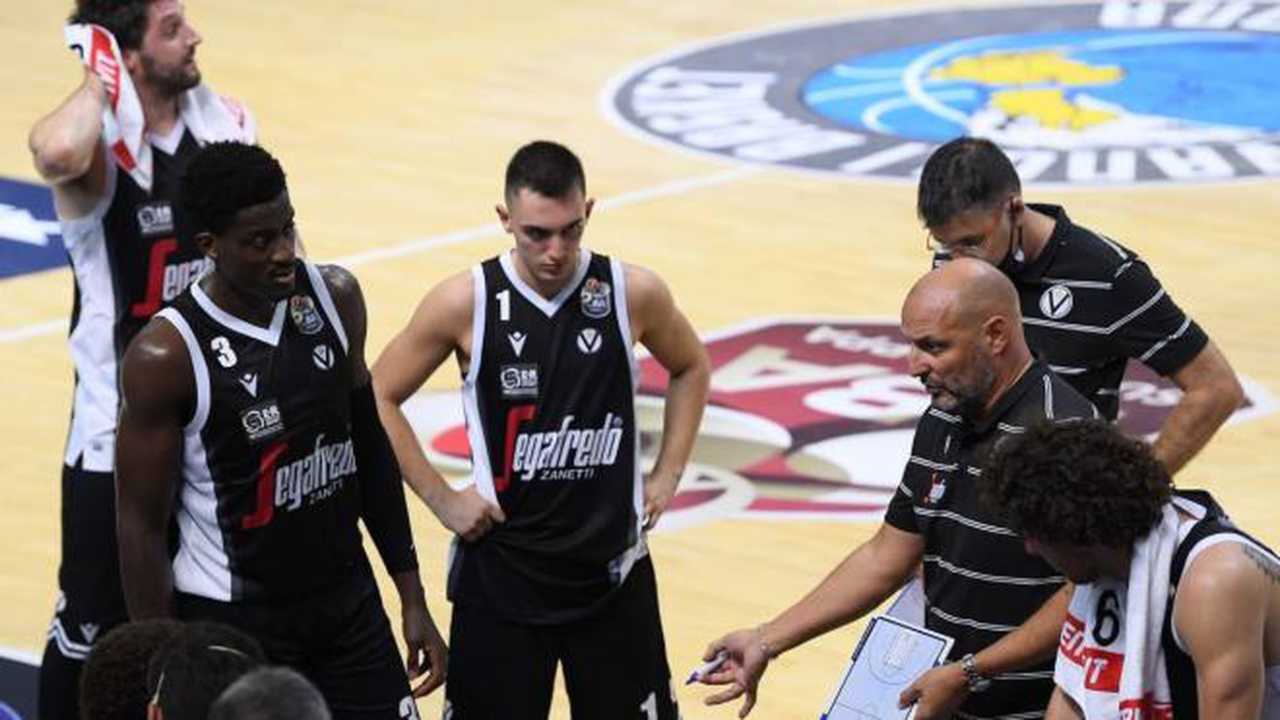 La Virtus Bologna di Djordjevic durante un timeout