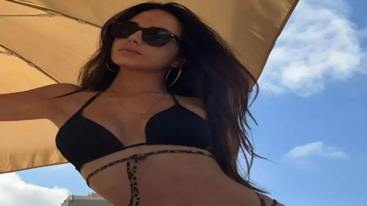 Giusy Meloni pazzesca in costume, fisico assurdo e scollatura da infarto – FOTO Giusy Meloni pazzesca in costume, fisico assurdo e scollatura da infarto – FOTO
