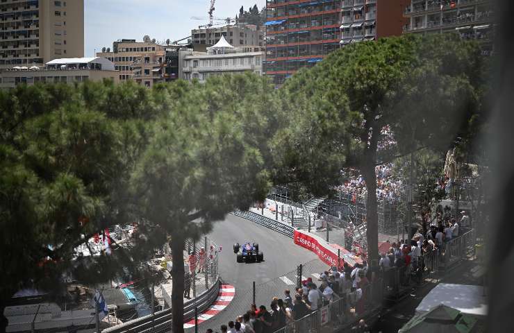 F1 ex campione mondo cacciato paddock