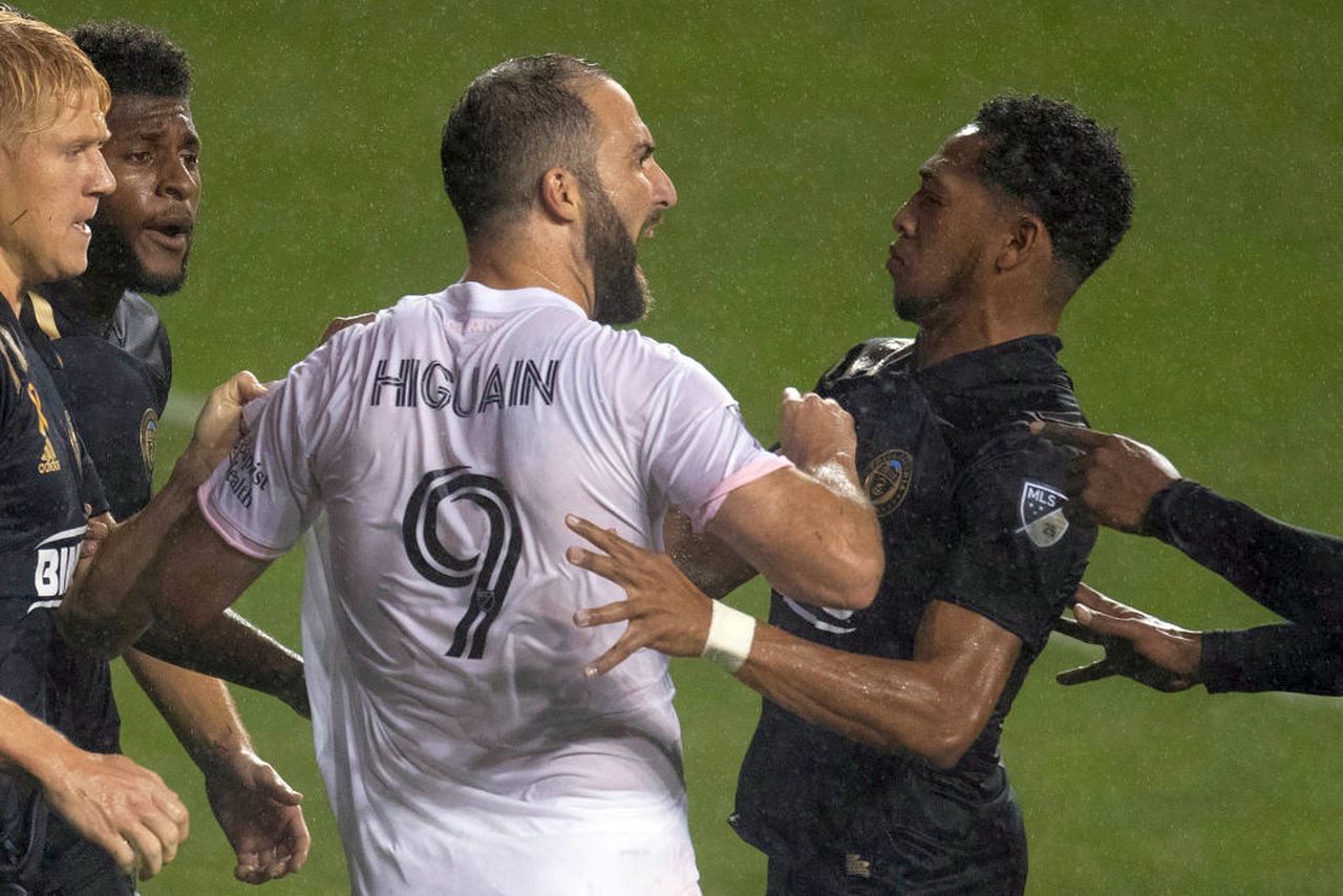 Higuain, esordio disastroso in MLS: rigore sbagliato e rissa