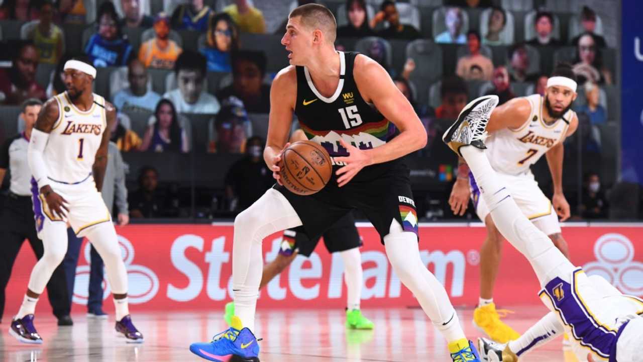 Nikola Jokic in azione contro i Lakers