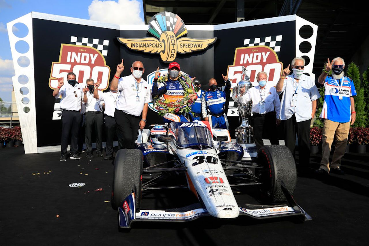 Indianapolis | Sato conquista la 500 miglia. Disastro Alonso - VIDEO