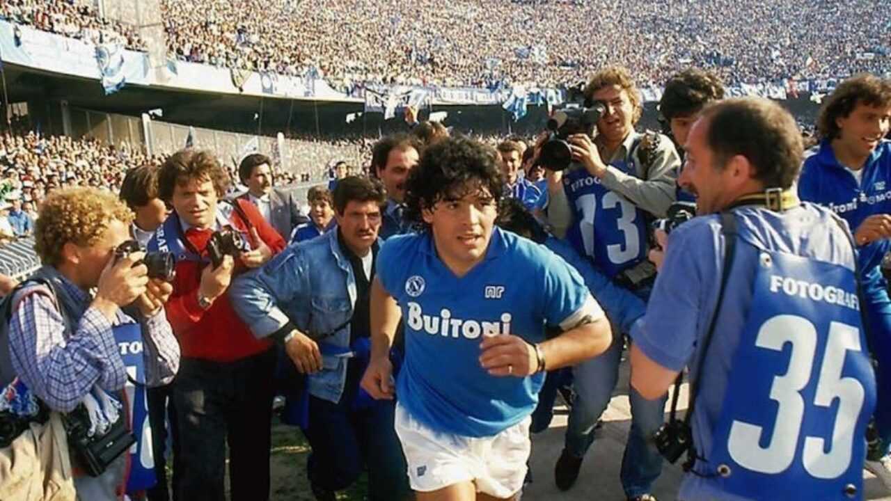 Diego Armando Maradona con la maglia del Napoli