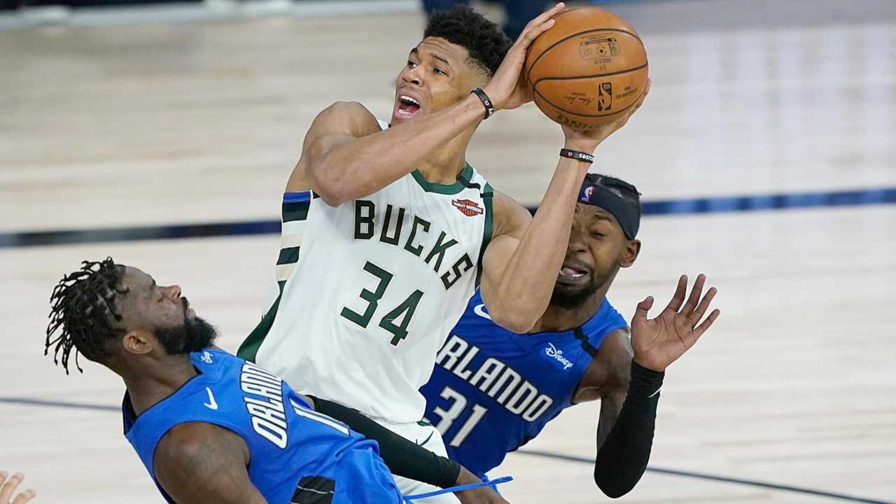 Giannis Antetokounmpo in azione contro gli Orlando Magic