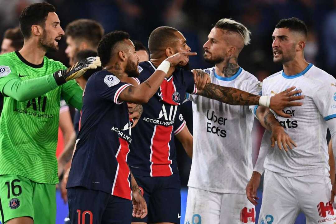 La rissa nel finale di partita tra Psg e Marsiglia