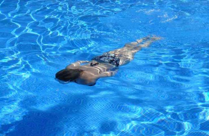 Sport e salute, il nuoto: proprietà benefiche dello stile dorso
