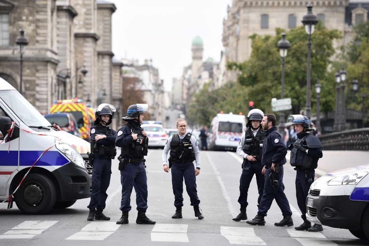 Champions League | PSG sconfitto: scontri a Parigi tra tifosi e polizia