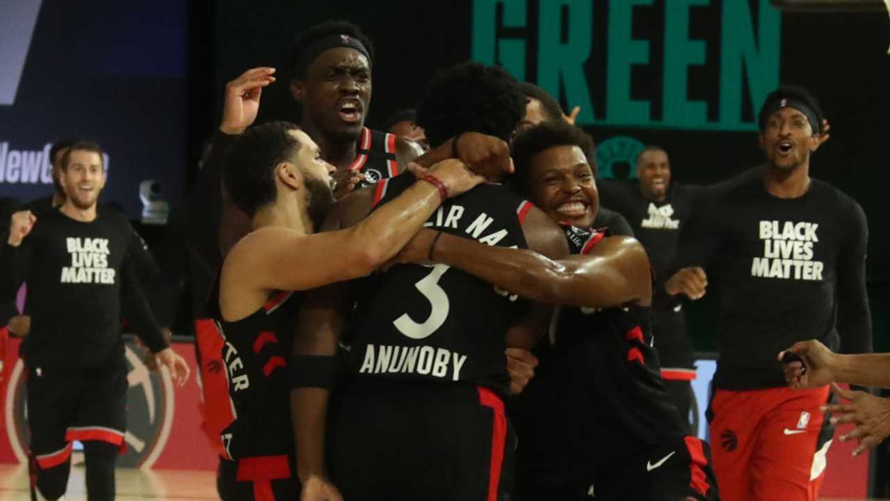 I Toronto Raptors festeggiano la vittoria all'ultimo secondo