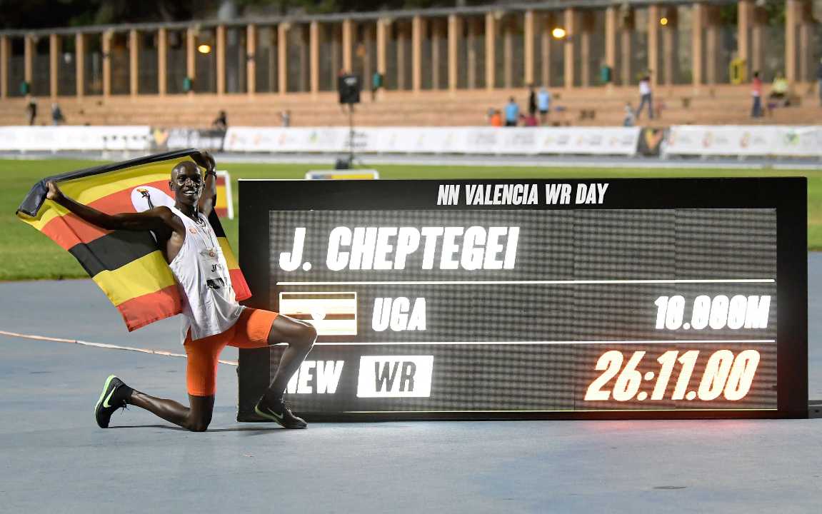 Atletica | Cheptegei stabilisce il nuovo record dei 10000 metri | VIDEO