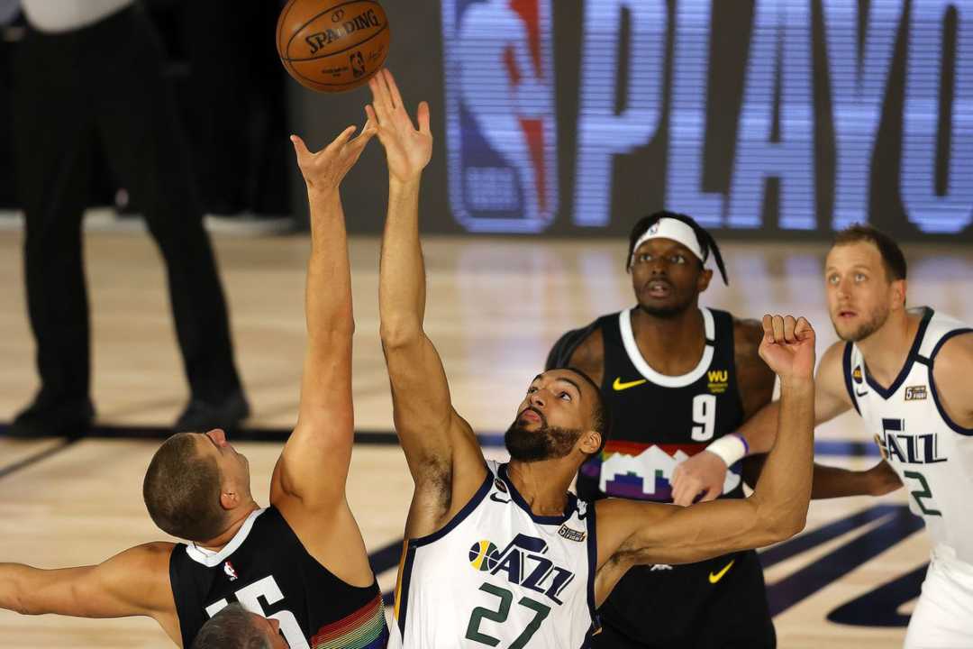 Un'istantanea del match tra Denver Nuggets e Utah Jazz